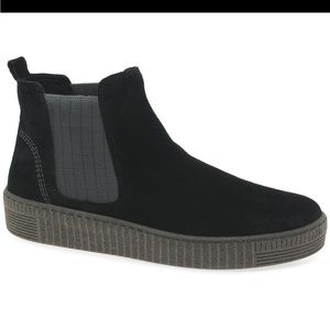 **SOLD**Gabor Lourdes Chelsea Style Boots